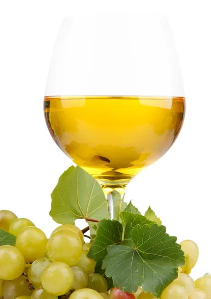Glas vin och druvor, isolerad på vit — Stockfoto