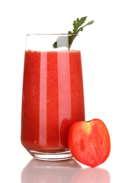 Copo de suco de tomate isolado em branco — Fotografia de Stock