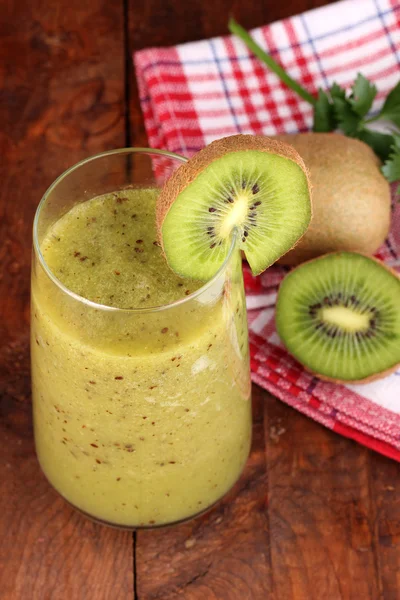 Glas vers kiwi-sap op houten tafel — Stockfoto