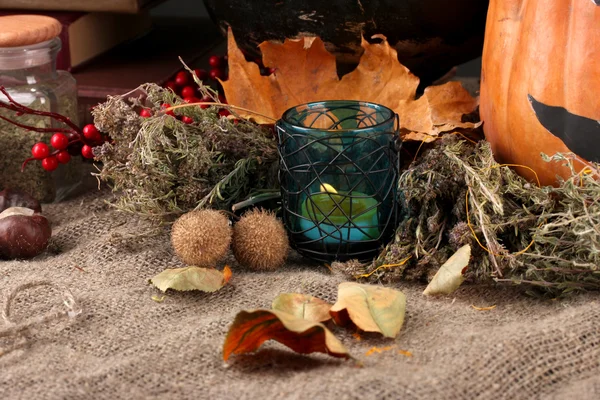 Composizione autunnale con candela, bottiglie e foglie su fondo sacco — Foto Stock