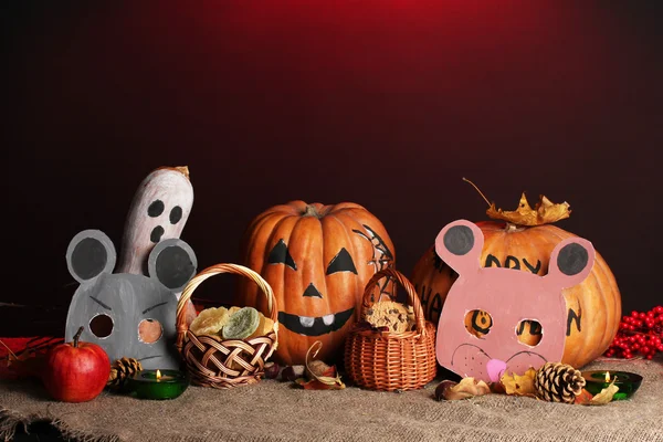 Truque ou tratar máscaras de Halloween e baldes cheios de cookies no fundo de cor — Fotografia de Stock