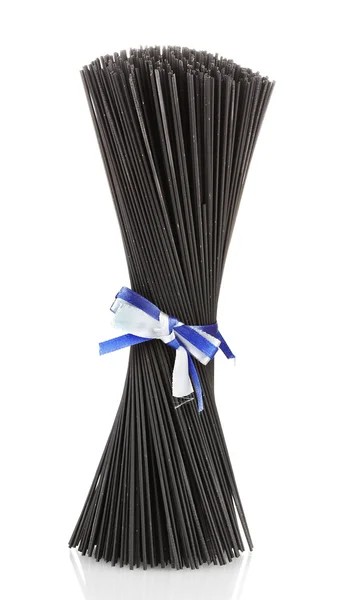 黒いリボン白で隔離されるスパゲッティ — ストック写真