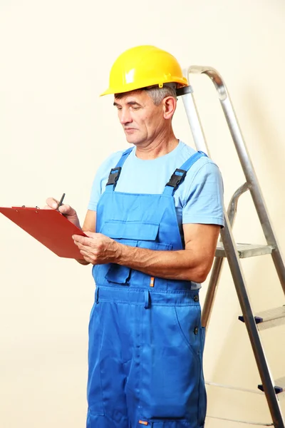 Bauunternehmer schließt Vertrag über Arbeiten an Wandhintergrund — Stockfoto