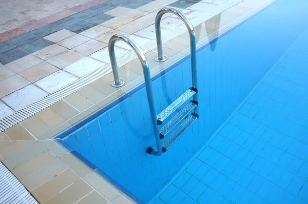 Hotel swimming pool with sunny reflections — Stock Photo, Image