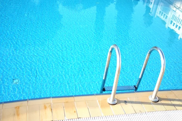 Hotelschwimmbecken mit sonnigen Reflexen — Stockfoto