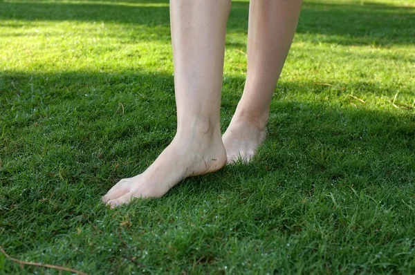 Legs walking on green lawn — Stock Photo, Image