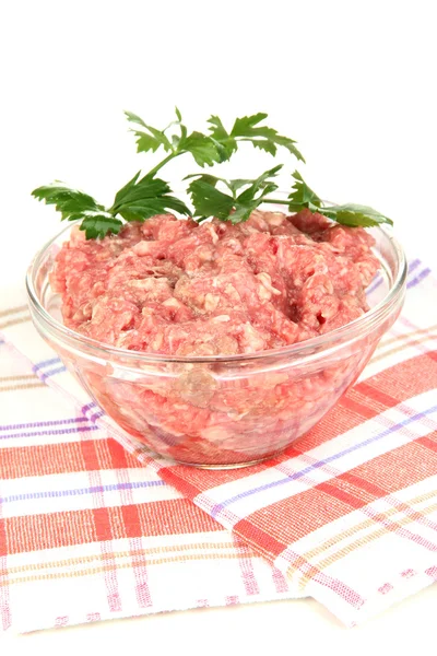 Schüssel mit rohem Hackfleisch isoliert auf weiß — Stockfoto