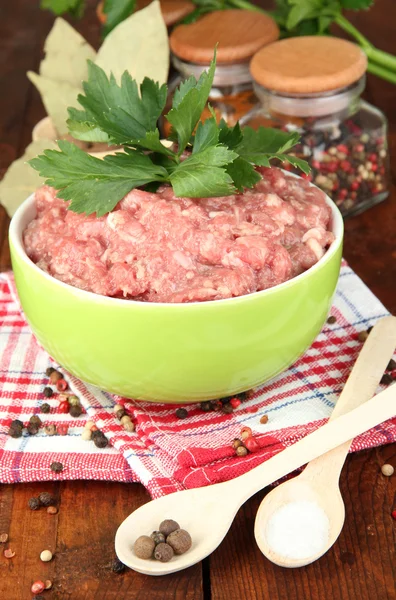 Kom van raw vleespuree met kruiden op houten tafel — Stockfoto