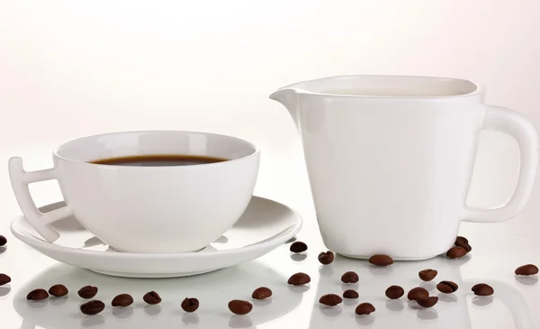 Uma xícara de café forte e creme doce isolado em branco — Fotografia de Stock