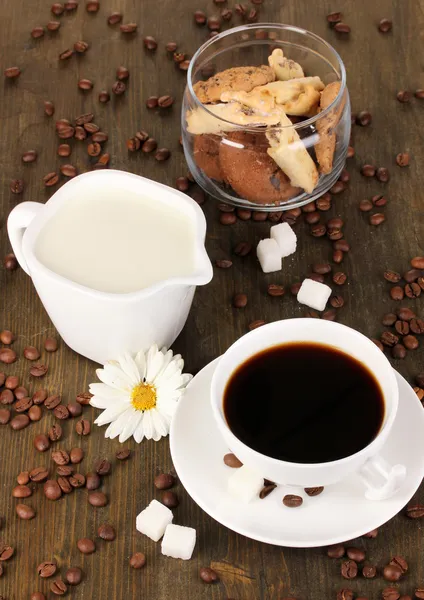 A cup of strong coffee and sweet cream on wooden table close-up — Stock Photo, Image