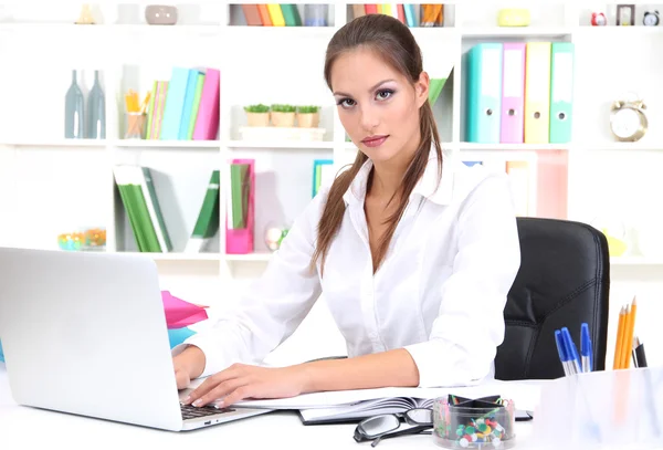 Joven mujer de negocios bonita con cuaderno en la oficina — Foto de Stock