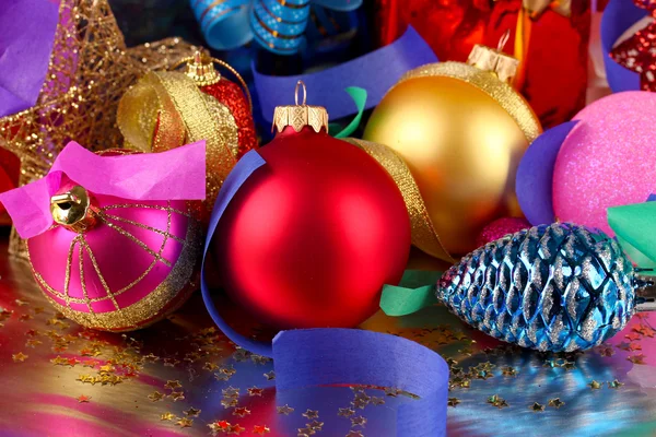 Decoração de Natal em fundo roxo — Fotografia de Stock