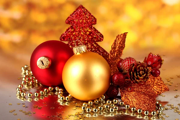 Karácsonyi dekoráció piros háttér — Stock Fotó