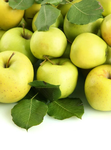 Saftiga äpplen med gröna blad, isolerad på vit — Stockfoto