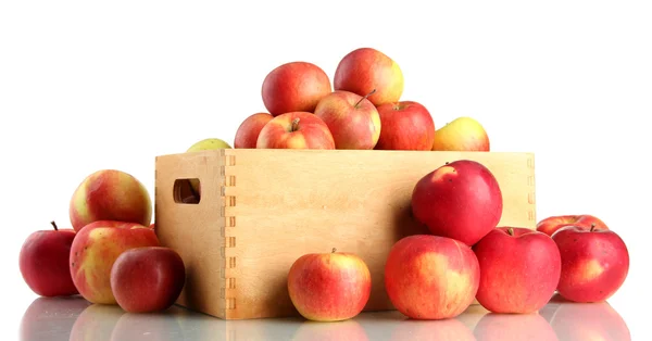 Soczyste jabłka w drewnianej skrzyni, na białym tle — Zdjęcie stockowe