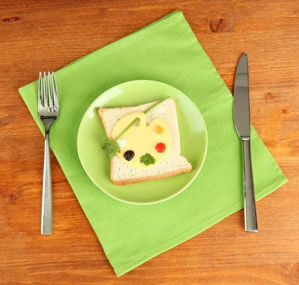 Comida divertida para crianças no fundo de madeira — Fotografia de Stock