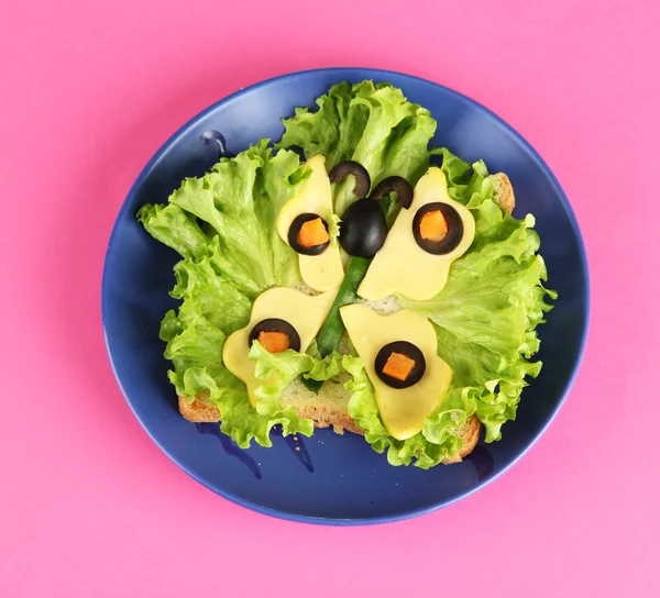 Leuke voedsel voor kinderen op kleur achtergrond — Stockfoto