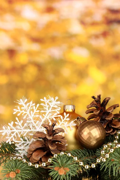 Decoração de Natal no fundo amarelo — Fotografia de Stock