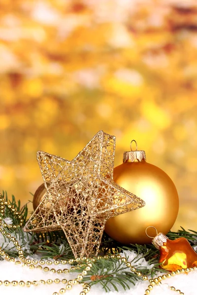 Sarı arka plan christmas dekorasyon — Stok fotoğraf