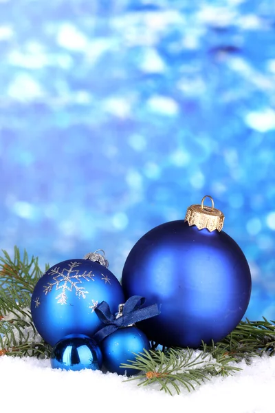 Décoration de Noël sur fond bleu — Photo
