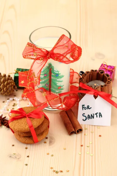 Biscotti per Santa: Immagine concettuale di biscotti allo zenzero, latte e decorazione natalizia su sfondo chiaro — Foto Stock