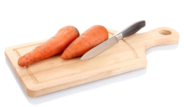 Zanahorias y cuchillo en tabla de cortar de madera aislado en blanco —  Fotos de Stock