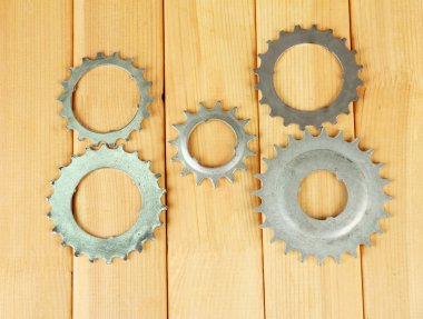 ahşap zemin üzerinde metal cogwheels