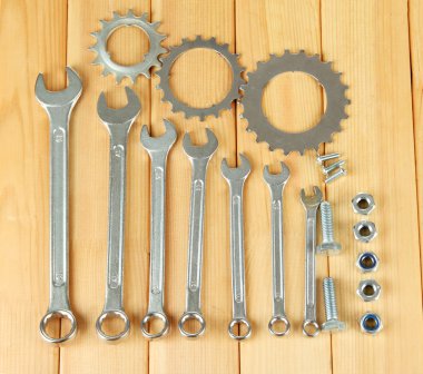 Makina dişli, metal cogwheels, civata ahşap zemin üzerinde