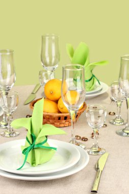 yeşil ve sarı tonlarında renkli arka plan üzerinde tablo ayarı