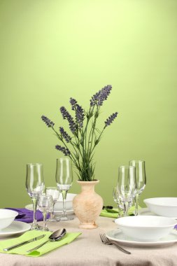 mor ve yeşil tonlarında renkli arka plan üzerinde tablo ayarı