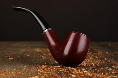 boru ve siyah arka plan üzerine ahşap masa üzerinde tütün Sigara