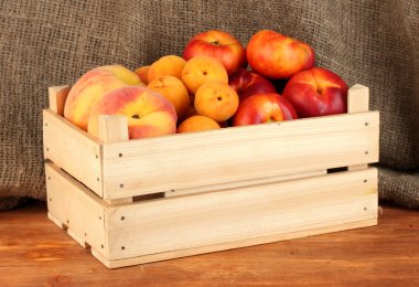 Ahşap kutusunda tuval arka plan yakın çekim olgun meyve