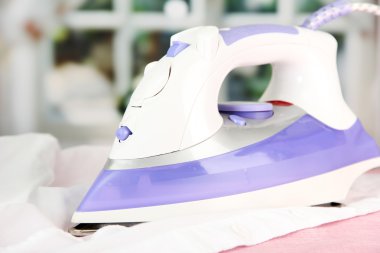 pencere arka plan üzerine kumaş ve elektrik demir