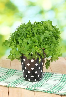 maydanoz ve dereotu doğal zemin üzerine ahşap masa üzerinde siyah pot