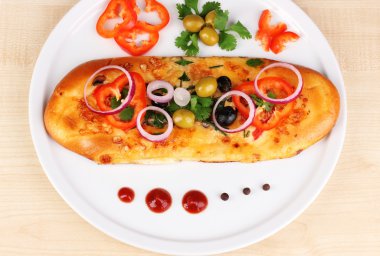 lezzetli dilim pizza yakın çekim ahşap masa etrafında malzemelerle plaka üzerinde