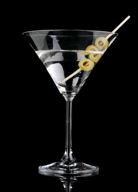 Martini kadehi ve izole Siyah Zeytin