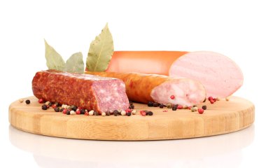 doğrama kurulu üzerinde beyaz izole olarak lezzetli sosis