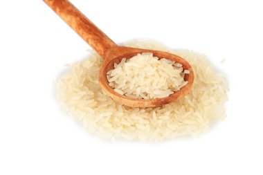 Tahta kaşıkta pirinç beyaz arka planda izole edilmiş.