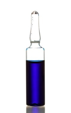 Mavi sıvı tıbbi ampul beyaz izole