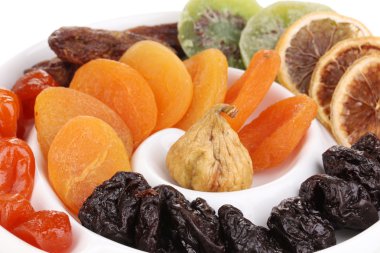 kurutulmuş meyve plaka üzerinde beyaz izole