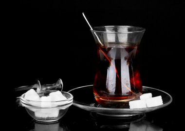 Türk çayı üzerine siyah izole bardak