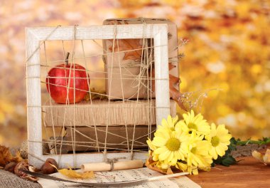 hediye, kitaplar ve yaprakları parlak zemin üzerine sonbahar kompozisyonu