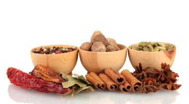 Küçük Hindistan cevizi ve üzerinde beyaz izole diğer baharatlar