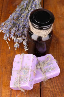 Lavanta çiçekleri ve kavanozlar