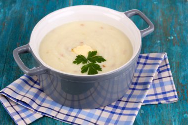 tencerede mavi ahşap masa üzerinde patates püresi