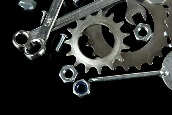 Механические механизмы, металлические колесные диски, гайки и болты, изолированные черным цветом
