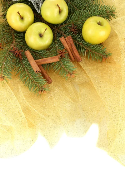 Schöne Weihnachtskomposition auf goldenem Tuch — Stockfoto