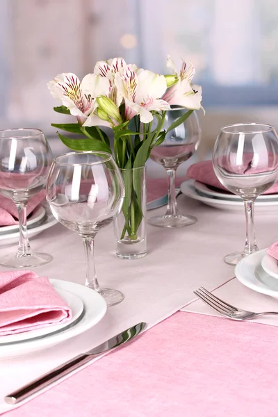 Elegante Tischdekoration im Restaurant — Stockfoto
