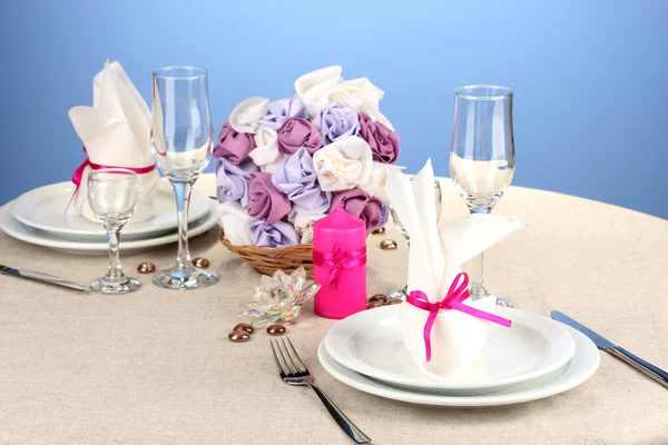 Table setting in purple tones on color background — Stock Photo, Image