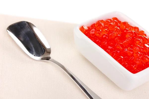 Caviar vermelho em tigela branca isolada em branco — Fotografia de Stock